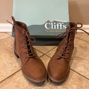 Cliffs by White Mountain Women's Lace-Up Brown Boots
